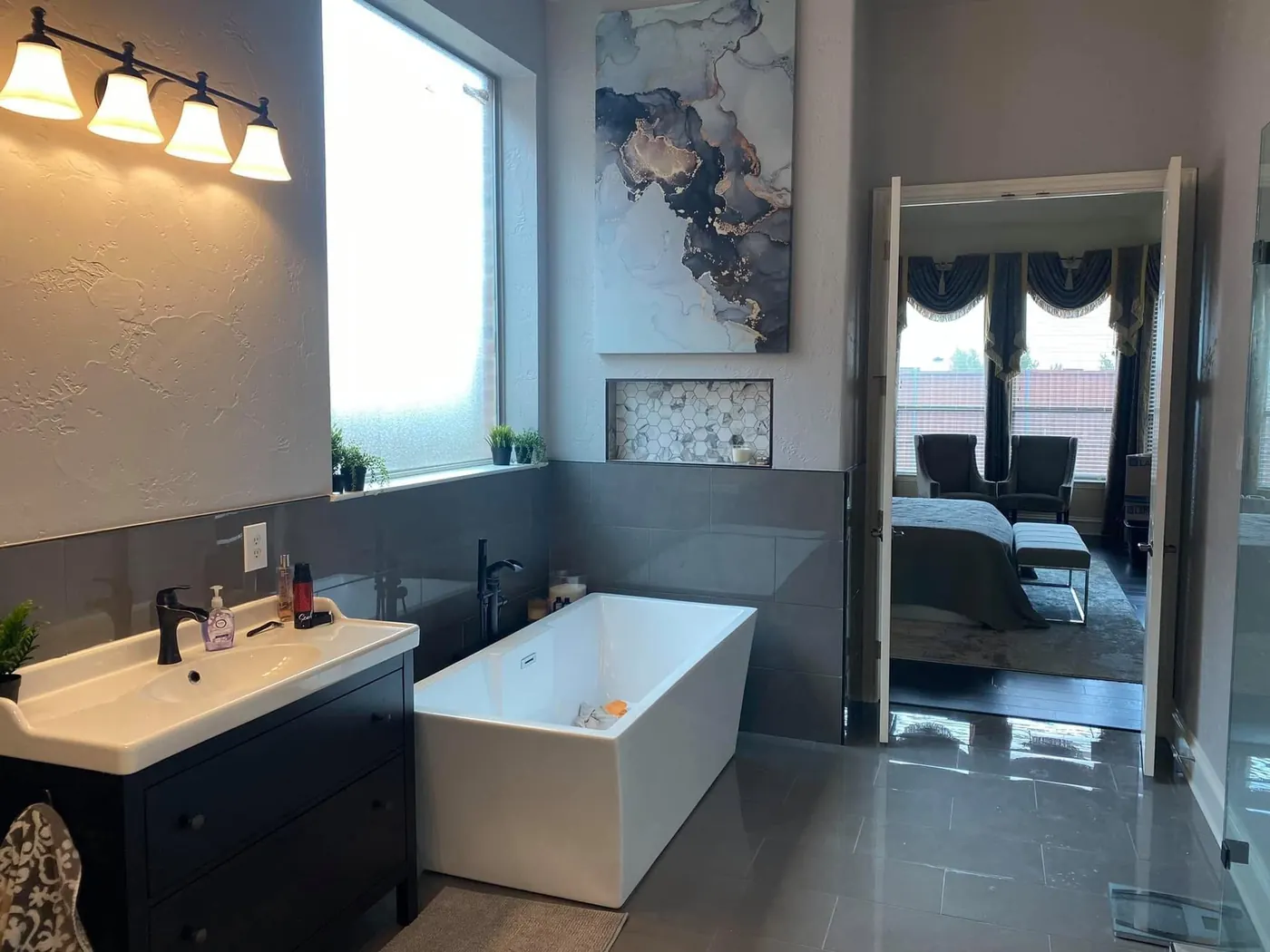 Freestanding tub and a tiled niche
